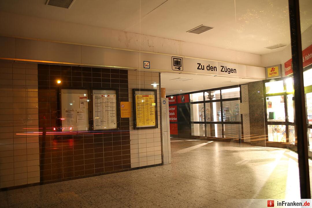 Herrenloser Koffer im Zug gefunden - Bombenraeumkommando gibt Entwarnung