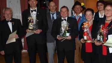 Ehrung der aktiven Mitglieder (von links): Franz Dacho (60 Jahre), Gerhard Dietz (40), Siegfried Gottwald, Hannes Mainhart (25), Peter Binsteiner, Gisela Hippler (zehn), Sabine Dacho, Sieglinde Schäflein (60) Jahre und Berthold Schäflein (25). Fotos: Michaela Atzler