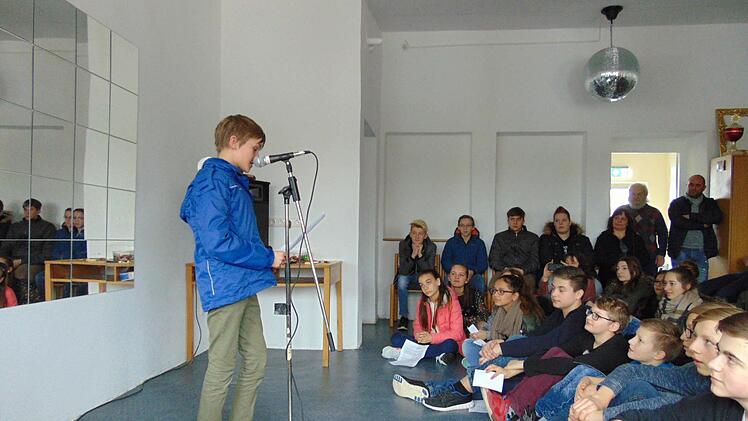 Christian spricht über das Feuer.Foto: Petra Malbrich