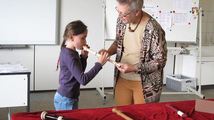 Welches Instrument passt zu mir? Beim Schulfest der Musikschule Ebern ist es möglich, das herauszufinden. Die Musikerin und Lehrkraft Ulrike Zeidler (rechts) wird viele verschiedene Blockflöten vorstellen und die ersten Töne begleiten. Foto: Johanna Eckert