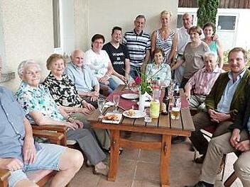 Anneliese Maiwald (Zweite von links) mit ihrem Sohn Gerhard (links) und Tochter Monika (Fünfte von links) sowie (von rechts) Bürgermeister Stephan Heckel-Michel und Pfarrer Martin Fleischmann im Kreise der Geburtstagsgäste  Foto: Werner Reißaus