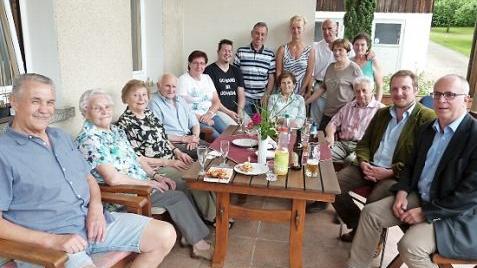 Anneliese Maiwald (Zweite von links) mit ihrem Sohn Gerhard (links) und Tochter Monika (Fünfte von links) sowie (von rechts) Bürgermeister Stephan Heckel-Michel und Pfarrer Martin Fleischmann im Kreise der Geburtstagsgäste  Foto: Werner Reißaus