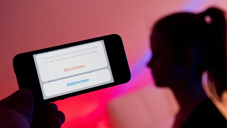Die Kriminalpolizei Bamberg warnt: An einer Bamberger Realschule geht angeblich das Online-Selbstmordspiel "Blue Whale" um. Aber was steckt dahinter? Foto: Julian Stratenschulte/dpa
