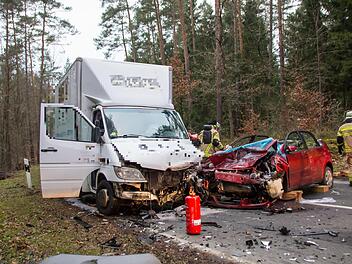 Bei dem Frontalzusammenstoß bei Fürth wurde die 78-jährige Fahrerin des VW Polo verletzt. Die Feuerwehr musste sie aus dem Fahrzeugwrack befreien. Foto: NEWS5 / Bauer