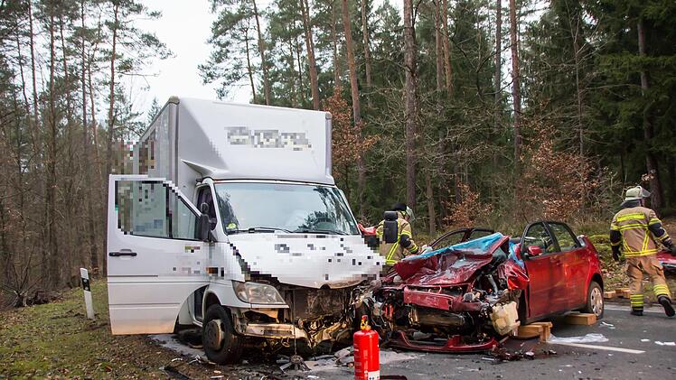 Bei dem Frontalzusammenstoß bei Fürth wurde die 78-jährige Fahrerin des VW Polo verletzt. Die Feuerwehr musste sie aus dem Fahrzeugwrack befreien. Foto: NEWS5 / Bauer