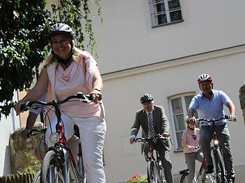 Staatsministerin Melanie Huml (vorne), Rüdiger Gerst und Carsten Joneitis (von links) und Petra Husemann-Roew, im Hintergrund. Foto: Anna-Lena Deuerling