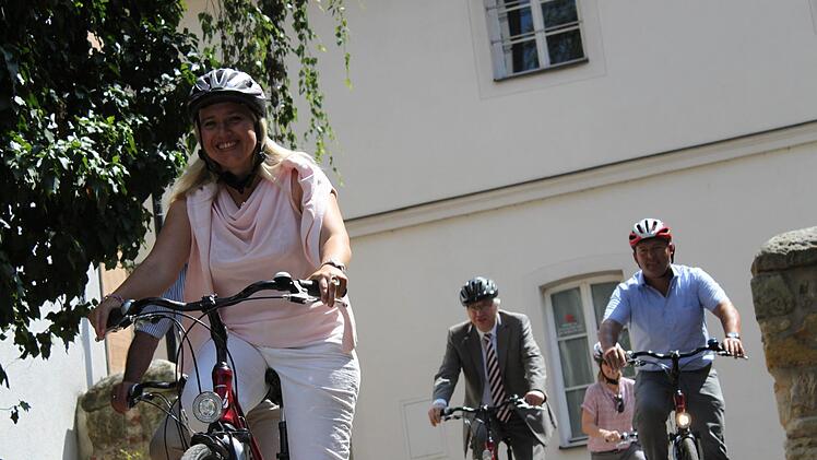 Staatsministerin Melanie Huml (vorne), Rüdiger Gerst und Carsten Joneitis (von links) und Petra Husemann-Roew, im Hintergrund. Foto: Anna-Lena Deuerling