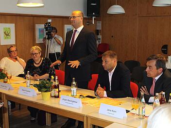 Cornelia Thron, die Vorsitzende des Caritas-Kreisverbands, stellte das Projekt "Gesundheitsversorgung 4.0" zusammen mit Staatsminister Albert Füracker, MdL Jürgen Baumgärtner und dem Wallenfelser Bürgermeister Jens Korn (von links) vor. Foto: Michael Wunder