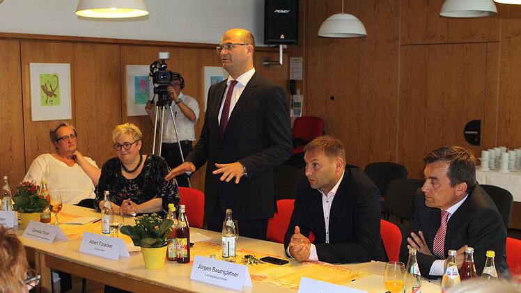 Cornelia Thron, die Vorsitzende des Caritas-Kreisverbands, stellte das Projekt "Gesundheitsversorgung 4.0" zusammen mit Staatsminister Albert Füracker, MdL Jürgen Baumgärtner und dem Wallenfelser Bürgermeister Jens Korn (von links) vor. Foto: Michael Wunder
