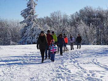 Viele Wanderfreude nutzten die Eröffnung des Wanderjahres der Saale-Sinn Region auf dem Kreuzberg zu einer Winterwanderung auf dem Heiligen Berg der Franken. Foto: Marion Eckert