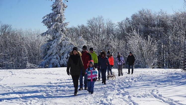 Viele Wanderfreude nutzten die Eröffnung des Wanderjahres der Saale-Sinn Region auf dem Kreuzberg zu einer Winterwanderung auf dem Heiligen Berg der Franken. Foto: Marion Eckert