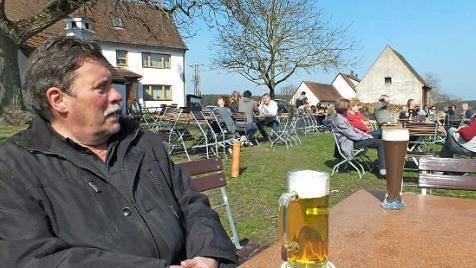 Peter Hildel sinniert ein letztes Mal bei einem Bier in Obermembach.