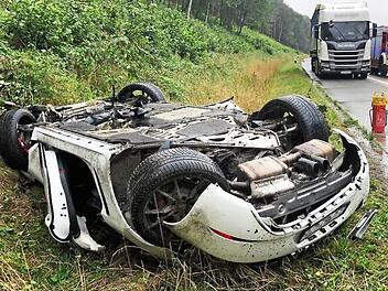 Bei Wachenroth &uuml;berschlug sich dieser Porsche und blieb in der B&ouml;schung liegen.  Foto: NEWS5 / Merzbach