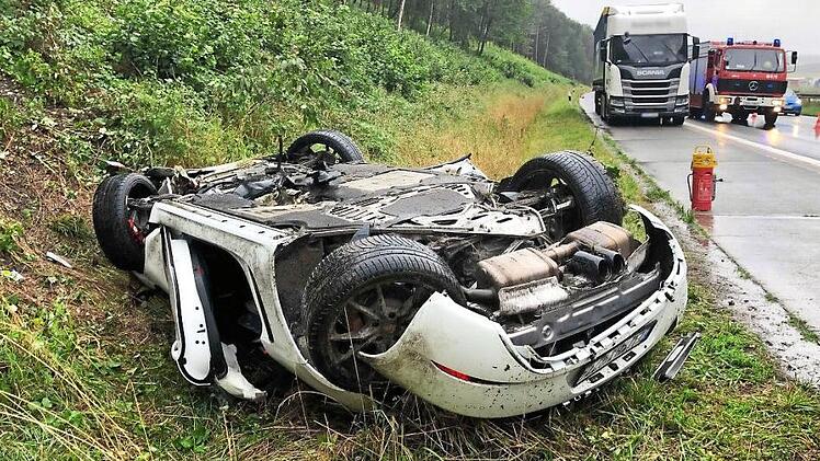 Bei Wachenroth &uuml;berschlug sich dieser Porsche und blieb in der B&ouml;schung liegen.  Foto: NEWS5 / Merzbach