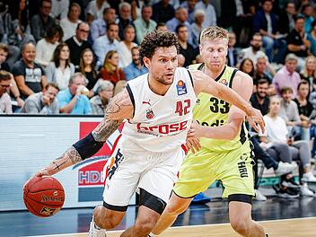 Michael Carrera (vorne)  trug nur f&uuml;r  acht Wochen das Bamberger Trikot. Foto: Daniel  L&ouml;b