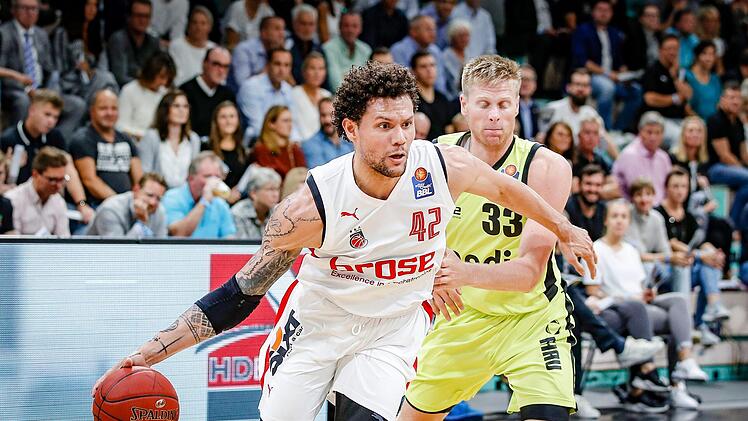 Michael Carrera (vorne)  trug nur f&uuml;r  acht Wochen das Bamberger Trikot. Foto: Daniel  L&ouml;b