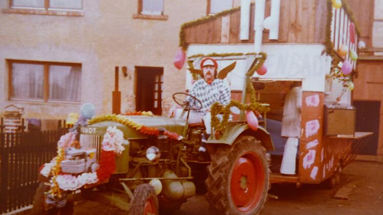 Der erste Faschingswagen der Kohlsteiner vor 40 Jahren zieht das  damals im Bau befindliche Hallenbad, bei dem die Kohlsteiner schon  voraussahen, dass es viel zu teuer kommt. Foto: Thomas Weichert
