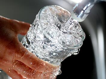 Die Zukunft der Trinkwasserwasserversorgung bewegt die Bürger in Teuschnitz und seinen Stadtteilen.  Symbolfoto: Oliver Berg, dpa