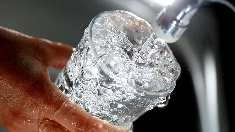 Die Zukunft der Trinkwasserwasserversorgung bewegt die Bürger in Teuschnitz und seinen Stadtteilen.  Symbolfoto: Oliver Berg, dpa