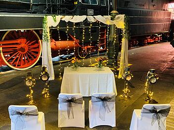 Heiraten vor der Schnellzuglok - das wird künftig im Deutschen Dampflokomotiv-Museum möglich sein. Foto: Gemeinde Neuenmarkt