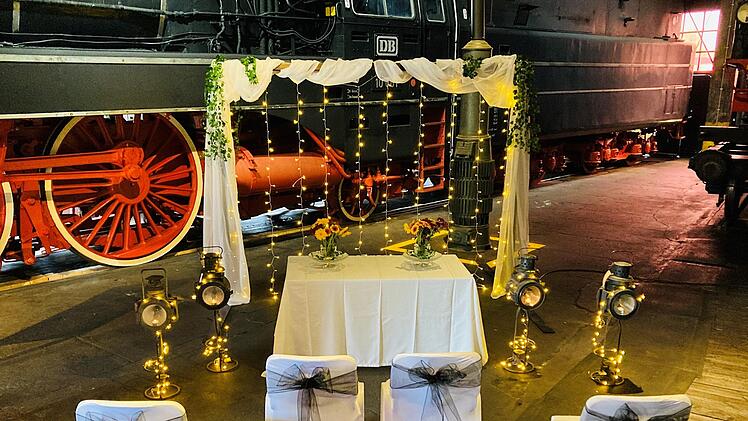 Heiraten vor der Schnellzuglok - das wird künftig im Deutschen Dampflokomotiv-Museum möglich sein. Foto: Gemeinde Neuenmarkt