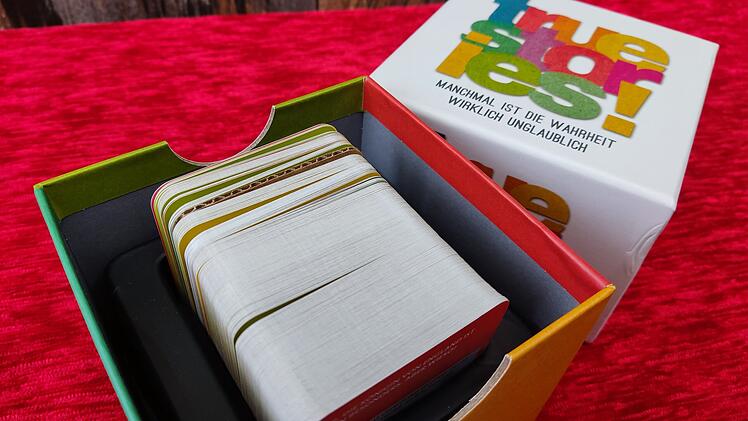 Spiele-Test True Stories: Das absurde Wissensspiel im Quader-Format