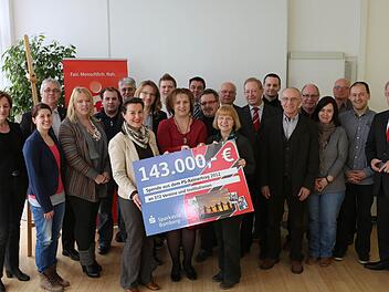Einigen Vertreter der begünstigten Vereine und Institute wurde symbolisch ein Scheck überreicht. Ganz rechts im Bild Konrad Gottschall, Vorstandsvorsitzender der Sparkasse Bamberg.  Fotos: Barbara Herbst
