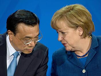 Bundeskanzlerin Angela Merkel (CDU, rechts) und der Ministerpräsident von China, Li Keqiang, bei ihrer gemeinsamen Pressekonferenz im Bundeskanzleramt. Foto: Soeren Stache/dpa