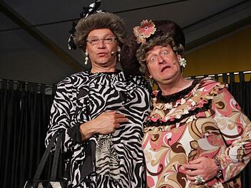 Die schönen Frauen von Fürth beherrschten die Bühne in Gasseldorf. Fotos: Josef Hofbauer