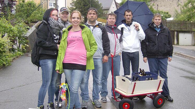 Männer und Frauen vereint in einer Gruppe.