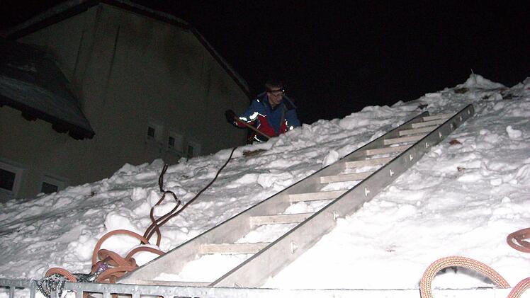 ... oder auf einem verschneiten Dach - dafür ist die Bergwacht ausgebildet.