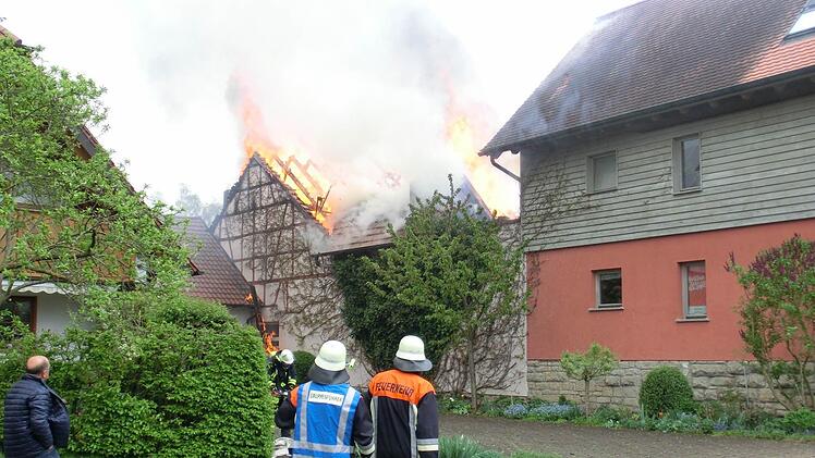 In Langendorf brennt der Dachstuhl einer Scheune.  Foto: Peter Rauch