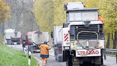Die Fünfachser stehen Schlange, weil die Fräse Unmengen an Asphalt wegfrisst.  Foto: Friedwald Schedel