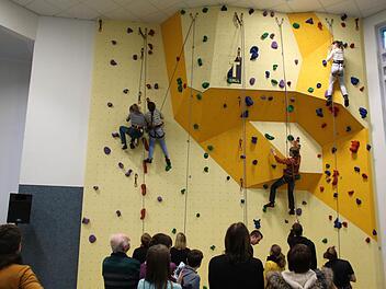Gleich nach der offiziellen Eröffnung herrschte großer Andrang an der neuen Kletterwand.  Fotos: Thomas Malz