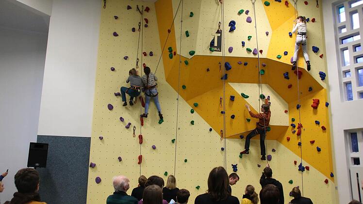 Gleich nach der offiziellen Eröffnung herrschte großer Andrang an der neuen Kletterwand.  Fotos: Thomas Malz