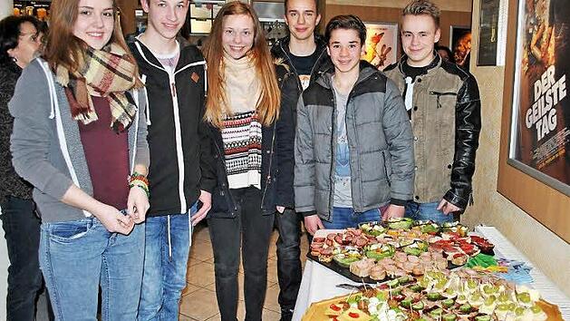 Kleines Buffet aus aussortierten Lebensmitteln: Die Sch&uuml;ler der 10b des Gymnasiums Bad K&ouml;nigshofen haben sich mit dem Thema Lebensmittelverschwendung auseinandergesetzt, auf dem Bild (von links) Lena Werner, Kilian Katzenberger, Leonie Umh&ouml;fer, Niklas Weis, Noah Uebelacker und Robert Schr&ouml;der. Text/Foto: Regina Vossenkaul