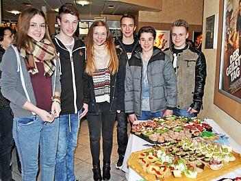 Kleines Buffet aus aussortierten Lebensmitteln: Die Schüler der 10b des Gymnasiums Bad Königshofen haben sich mit dem Thema Lebensmittelverschwendung auseinandergesetzt, auf dem Bild (von links) Lena Werner, Kilian Katzenberger, Leonie Umhöfer, Niklas Weis, Noah Uebelacker und Robert Schröder. Text/Foto: Regina Vossenkaul