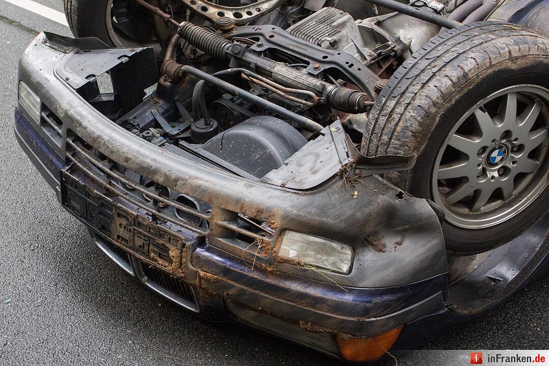 Autofahrer kommt von Fahrbahn ab und überschlägt sich