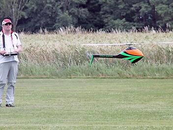 Weltmeister Wolf Fickenscher aus Neuenmarkt ließ im vergangenen Jahr beim Schauflugtag einen TDR-2-Speed-Helikopter schweben und mit 290 Stundenkilometern durch die Lüfte sausen.  Foto: Stephan Stöckel
