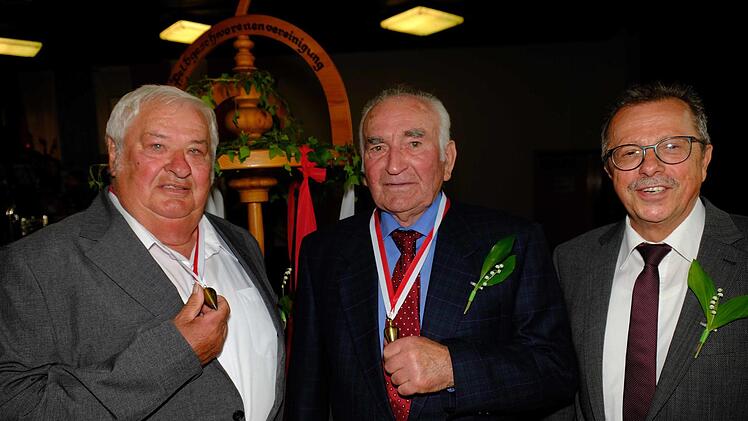 Zum 40-jährigen Jubiläum erhielten die Feldgeschworenen Hubert Schmitt (links) und August Koch das goldene Senklot. Hierzu gratulierte Landrat Emil Müller.