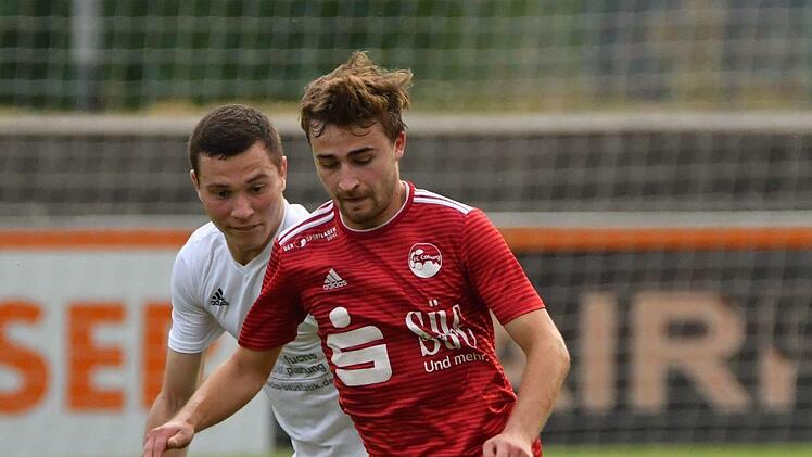 Der Coburger Adrian Guhling (rechts) schirmt den Ball vor dem Lichtenfelser Lukas Dietz ab.
