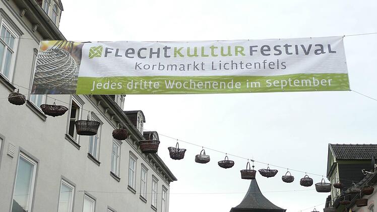 Über der Inneren Bamberger Straße  der unübersehbare Hinweis auf den Korbmarkt