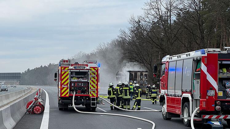 Lastwagenbrand auf der A3: Sattelauflieger steht in Vollbrand