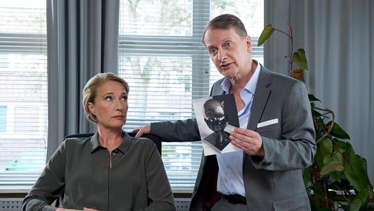 Heinz Weixelbraun, der von 1996 bis 2001 als Kriminalinspektor Christian B&ouml;ck in "Kommissar Rex" zu sehen war, spielt bis heute vor allem Krimi-Gastrollen: Zuletzt spielte er 2017 in der "Gro&szlig;stadtrevier"-Folge "Drah di net um" (Bild, mit Saskia Fischer) einen Kommissar aus Wien.