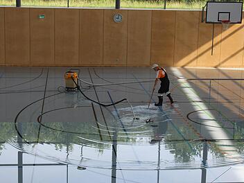 Feuerwehrmänner pumpen das Wasser ab.  Fotos: Sabine Herteux
