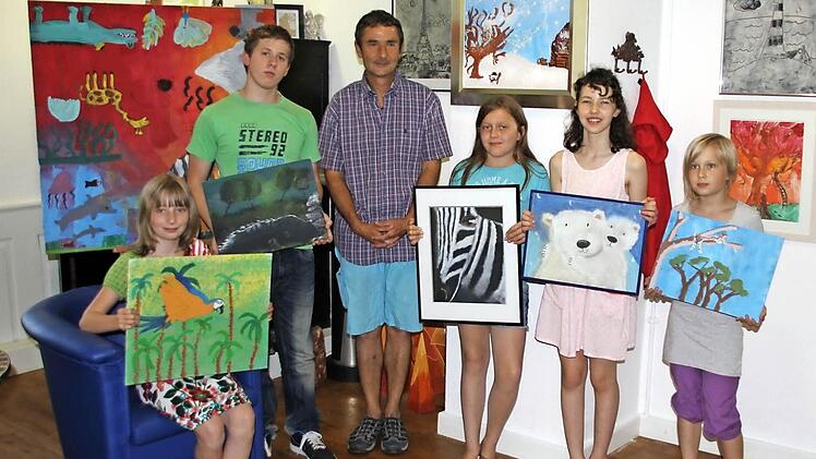 Menschen, Tiere und Natur sind die bearbeiteten Themen in Martin Ludwigs Malschule. Amelie Schreier, Patrick Hartmann, Julia Fischer, Elena Kuhnlein und Lorelei Langold sind mit Freude dabei. Foto: Dörrschmidt