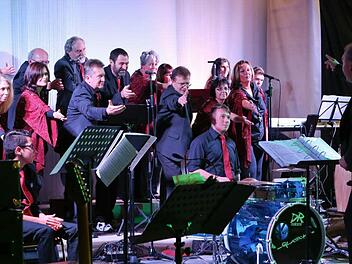 Der ambitionierte Chor "Praising People" mit Akteuren aus der näheren Region um den Dirigenten Bernd Schmidt (rechts).Archivfoto: Barbara Herbst