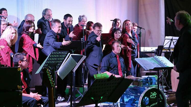 Der ambitionierte Chor "Praising People" mit Akteuren aus der näheren Region um den Dirigenten Bernd Schmidt (rechts).Archivfoto: Barbara Herbst