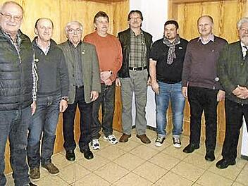 Ehrenvorsitzender Karl-Heinz Knauer (v. l.), die für 40 Jahre geehrten Udo Greser, Bernhard Pötzinger, Wolfgang Daum und Klaus Schnappauf, die für 25 Jahre geehrten Inan Duman und Herbert Wiesner, sowie Vorsitzender Robert Oschmann Foto: Dieter Zwosta