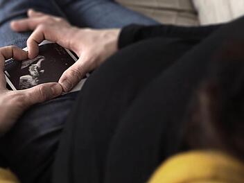 Wenn sich eine schwangere Frau für eine vertrauliche Geburt entscheidet, hat das nicht unbedingt etwas mit fehlender Liebe zu tun. Die Frauen sind schlichtweg überfordert und haben Angst, Verantwortung für ein Menschenleben zu übernehmen.  Symbolfoto: Sarah Dann
